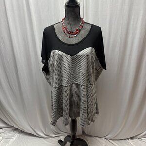 Torrid Black Gray Polka Dot Tiered Peplum Tunic Womens Size 3 22-24 Stretchy Top